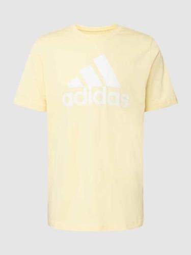 ADIDAS SPORTSWEAR T-Shirt mit Label-Print in Gelb, Größe M