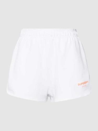 Superdry Sports Shorts mit Label-Print in Weiss, Größe M