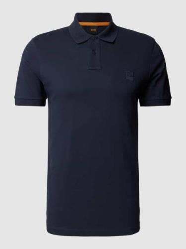 BOSS Orange Slim Fit Poloshirt mit kurzer Knopfleiste in Marine, Größe...