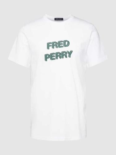 Fred Perry T-Shirt mit  Label-Print in Weiss, Größe S