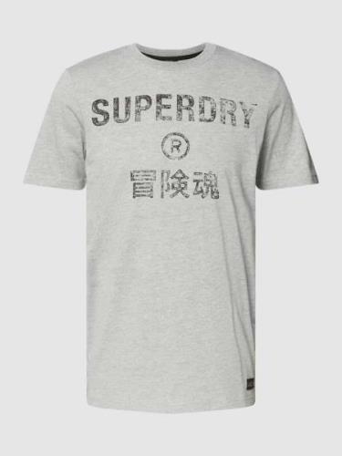 Superdry T-Shirt mit Label-Print in Hellgrau, Größe L