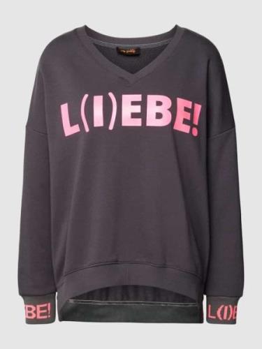 miss goodlife Sweatshirt mit V-Ausschnitt Modell 'L(I)EBE!' in Dunkelg...