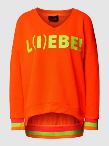 miss goodlife Sweatshirt mit V-Ausschnitt Modell 'L(I)EBE!' in Neon Or...
