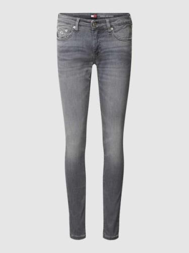 Tommy Jeans Jeans mit Reißverschluss mit Label-Patch und Denim-Look in...