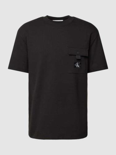 Calvin Klein Jeans T-Shirt mit Brusttasche und Label-Patch in Black, G...