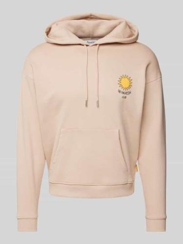 On Vacation Hoodie mit Label-Print Modell 'Another Day in Paradise' in...