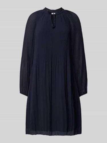 s.Oliver BLACK LABEL Knielanges Kleid in unifarbenem Design mit Plisse...