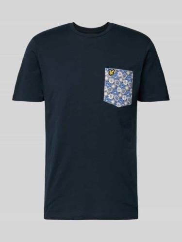 Lyle & Scott T-Shirt mit Brusttasche mit floralem Muster in Dunkelblau...