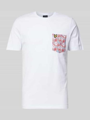 Lyle & Scott T-Shirt mit Brusttasche mit floralem Muster in Weiss, Grö...