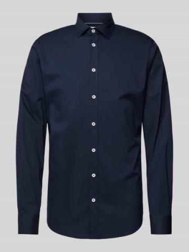 s.Oliver BLACK LABEL Tailored Fit Business-Hemd mit Kentkragen in Mari...