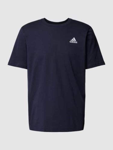 ADIDAS SPORTSWEAR T-Shirt mit Label-Stitching in Marine, Größe XS