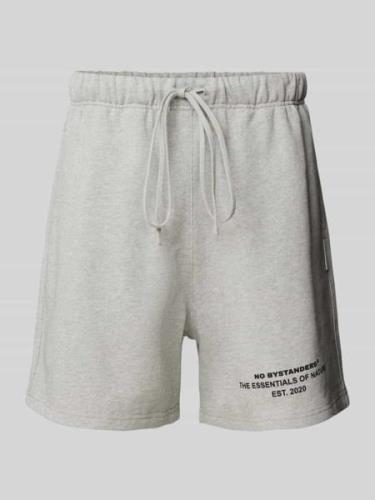 No Bystanders Regular Fit Sweatshorts mit Label-Print in Hellgrau Mela...