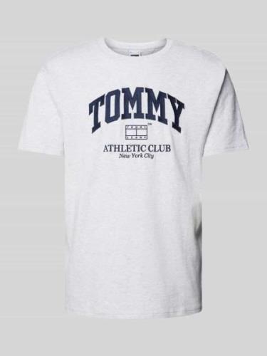 Tommy Jeans T-Shirt mit Label-Print in Mittelgrau Melange, Größe L