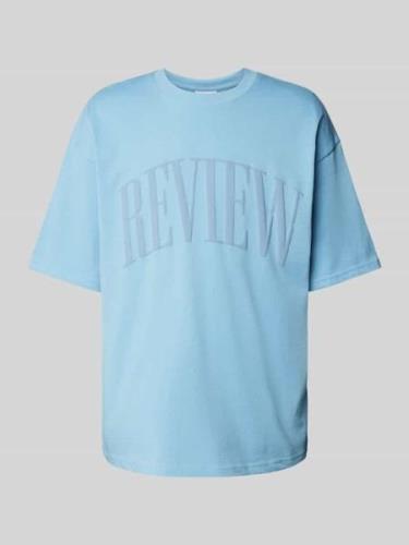 REVIEW T-Shirt mit Label-Print in Rauchblau, Größe L