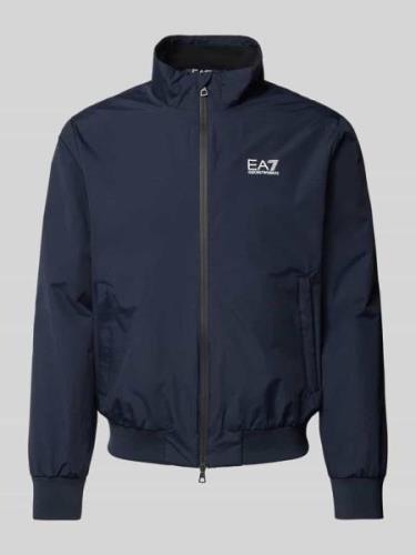 EA7 Emporio Armani Bomberjacke mit Label-Print in Marine, Größe L