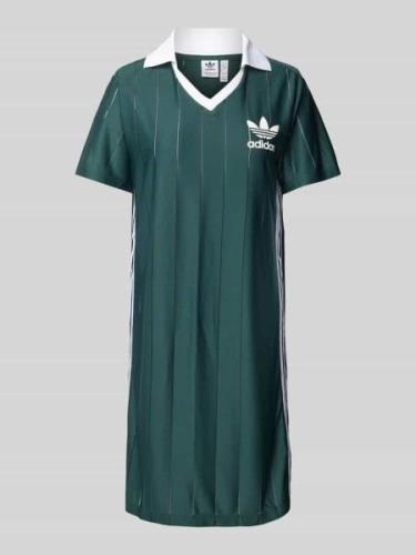 adidas Originals Knielanges Kleid mit Umlegekragen und V-Ausschnitt in...