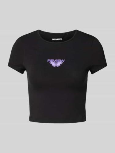 Review Cropped T-Shirt mit Motiv-Print in Black, Größe L