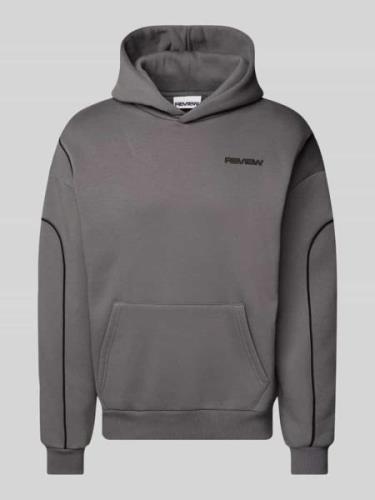 REVIEW Hoodie mit Label-Print in Dunkelgrau, Größe M