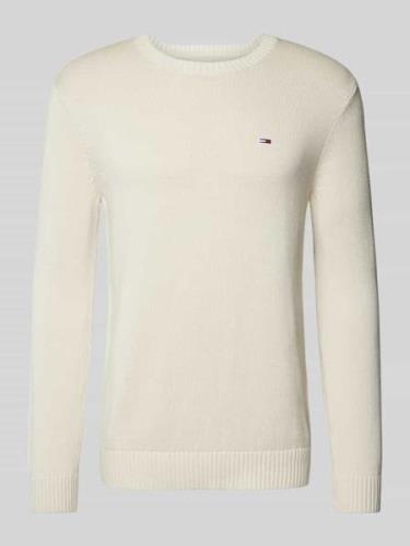 Tommy Jeans Slim Fit Strickpullover mit Logo-Badge in Beige, Größe XL