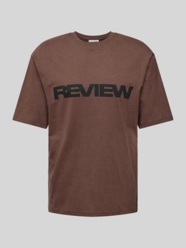 REVIEW T-Shirt mit Label-Print in Dunkelbraun, Größe S