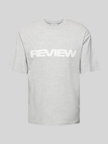 REVIEW T-Shirt mit Label-Print in Hellgrau Melange, Größe L