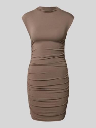 Gina Tricot Knielanges Kleid mit Raffungen in Taupe, Größe M