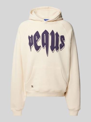 PEQUS Hoodie mit Label-Print Modell 'Outlined Mythic Logo' in Sand, Gr...