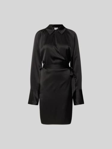 Filippa K Knielanges Kleid mit Taillengürtel in Black, Größe XS