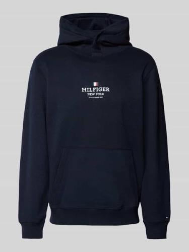 Tommy Hilfiger Hoodie mit Label-Print und Känguru-Tasche in Marine, Gr...