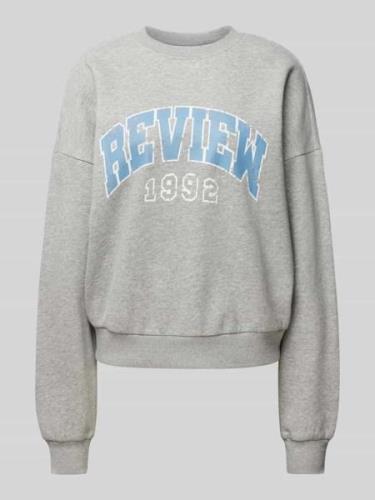 Review Sweatshirt mit Label-Print in Hellgrau Melange, Größe M