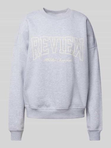 Review Sweatshirt mit Label-Print in Hellgrau Melange, Größe L