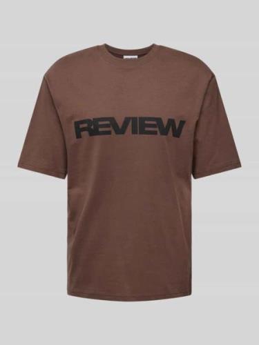 REVIEW T-Shirt mit Label-Print in Dunkelbraun, Größe L