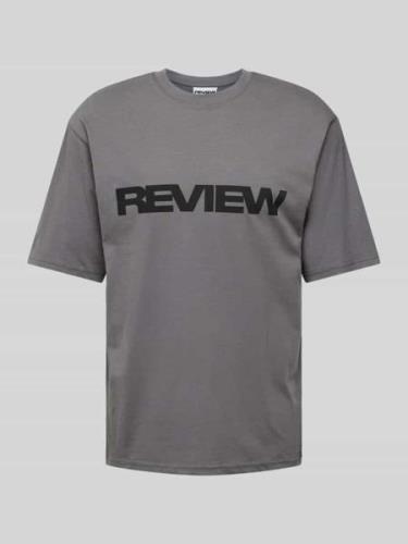 REVIEW T-Shirt mit Label-Print in Dunkelgrau, Größe L