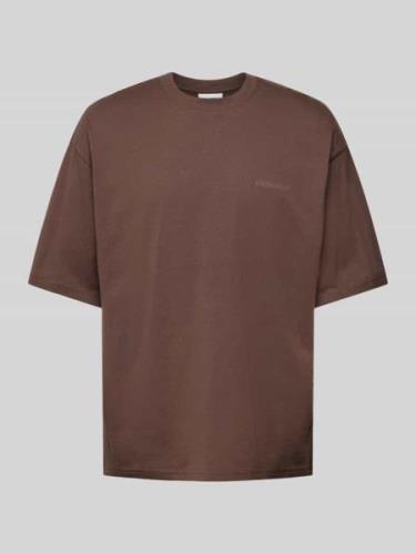 REVIEW Essentials Oversized T-Shirt in Dunkelbraun, Größe L