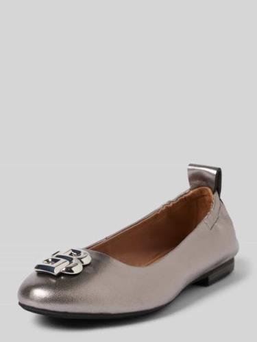 BOSS Lederballerinas mit Label-Applikation Modell 'Dasy' in Silber, Gr...