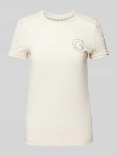 Guess T-Shirt mit Label-Badge in Offwhite, Größe L