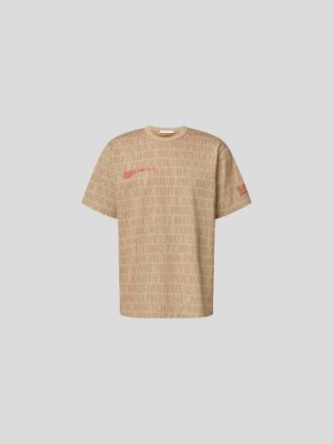 Helmut Lang T-Shirt mit Allover-Logo in Sand, Größe L