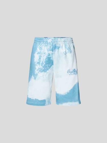 Blue Sky Inn Sweatshorts in Batik-Optik in Hellblau, Größe M