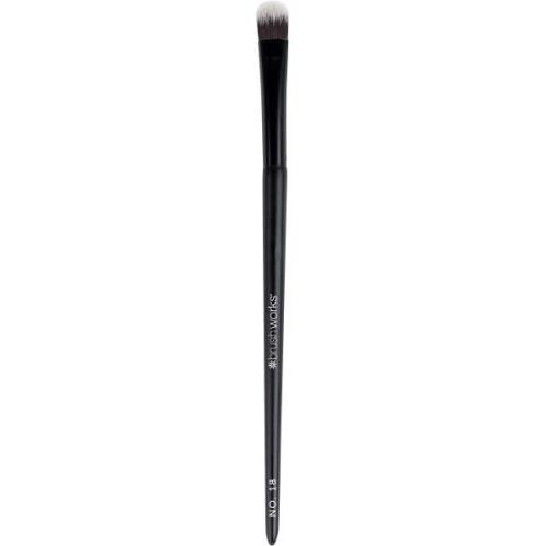 Brushworks No. 18 Flat Eye Brush