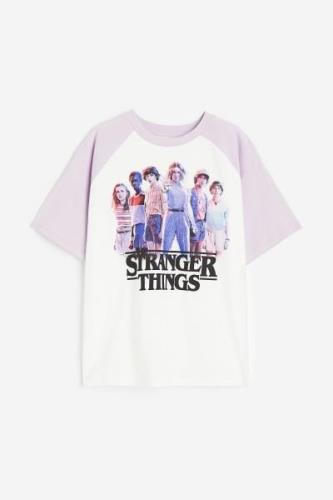 H&M Baumwoll-T-Shirt mit Print Flieder/Stranger Things, T-Shirts & Top...