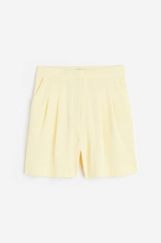 H&M Weite Shorts Hellgelb in Größe 48. Farbe: Light yellow