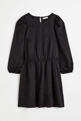 H&M Gecrinkeltes Kleid mit Ballonärmeln Schwarz, Alltagskleider in Grö...