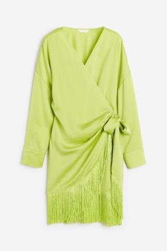 H&M Wickelkleid aus Satin mit Fransenbesatz Limegrün, Alltagskleider i...