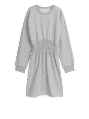 Arket Sweatkleid Graumeliert, Alltagskleider in Größe L. Farbe: Grey m...