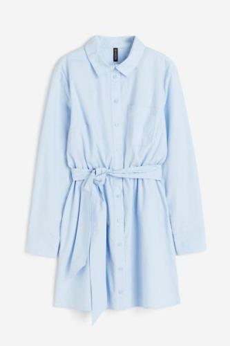 H&M Blusenkleid mit Bindegürtel Hellblau, Alltagskleider in Größe XXS....