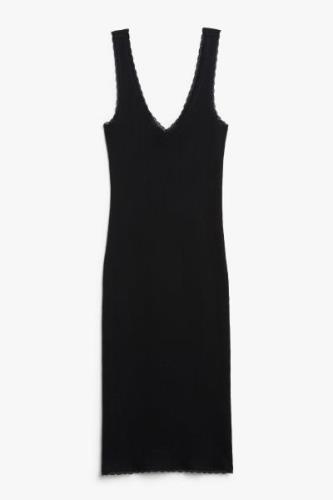 Monki Geripptes Midi-Kleid mit V-Ausschnitt Schwarz, Alltagskleider in...