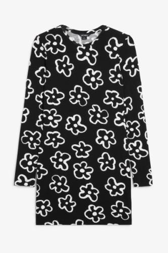 Monki Langärmeliges Jersey-Minikleid Schwarz mit weißen Blumen, Alltag...