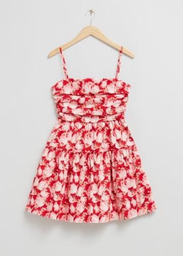 & Other Stories Babydoll-Kleid mit Faltendetails Knallroter Blumenprin...