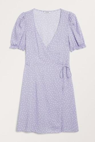 Monki Lila geblümtes Mini-Wickelkleid mit Puffärmeln Blumenmuster, All...