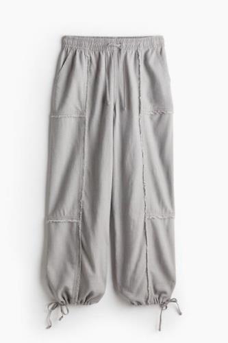 H&M Fallschirmhose aus Leinenmix Grau, Chinohosen in Größe S. Farbe: G...